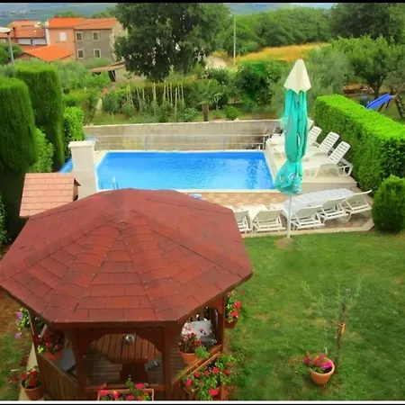 בית נופש Mit Beheiztem Pool Kaštel