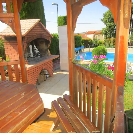 Сasa de vacaciones Mit Beheiztem Pool Kaštel